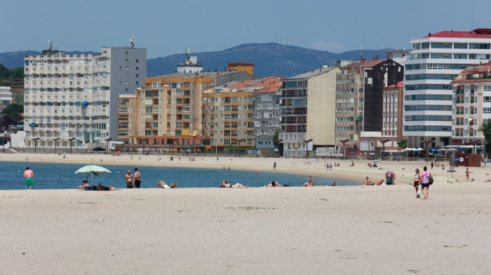 Bañistas en la playa de A Concha-Compostela, en Vilagarcía, en una imagen de archivo