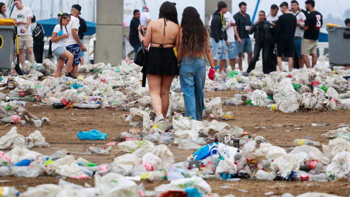Restos del botellón en la zona Tir tras la Festa da Aguga