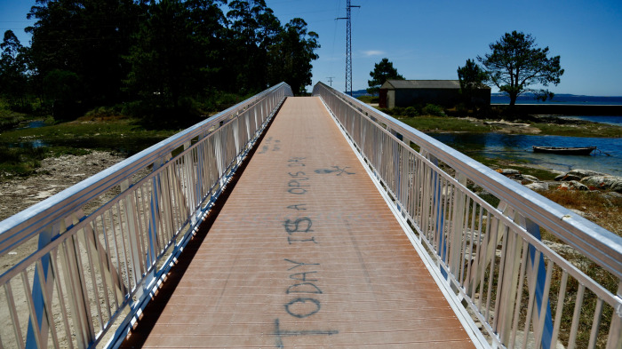 La pasarela luce unas pintadas vandálicas