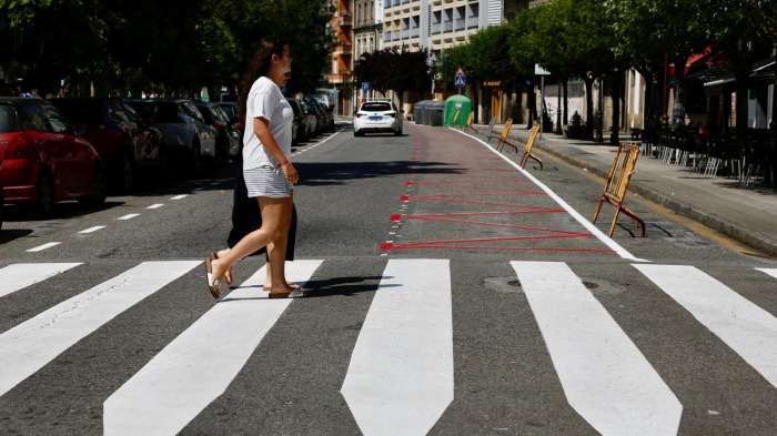 Pintado de la nueva señalización en la Avenida da Mariña