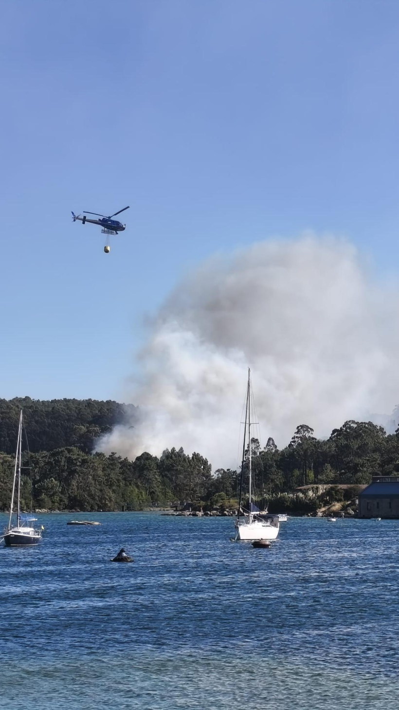 Equipos de emergencia trabajando en la extinción del incendio en O Grove