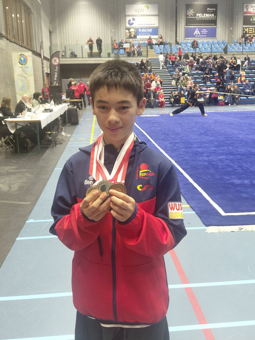 Erik Martín con sus medallas