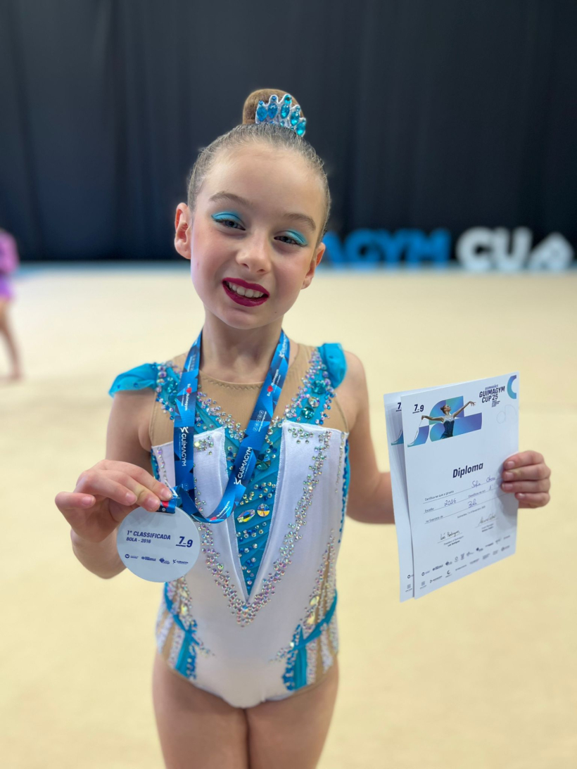 Sofía con su medalla y diploma