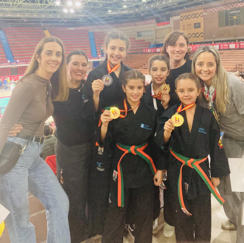 Las deportistas del Malamía Boiro con sus madres en el Campeonato