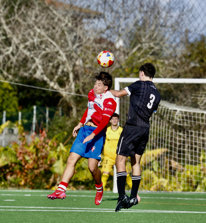 xavi salta de cabeza en una acción del partido