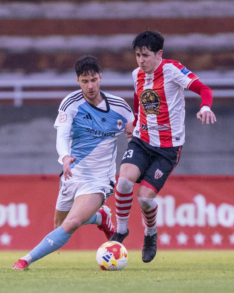 Anxo y Uzal disputan un duelo durante el partido en San Lázaro