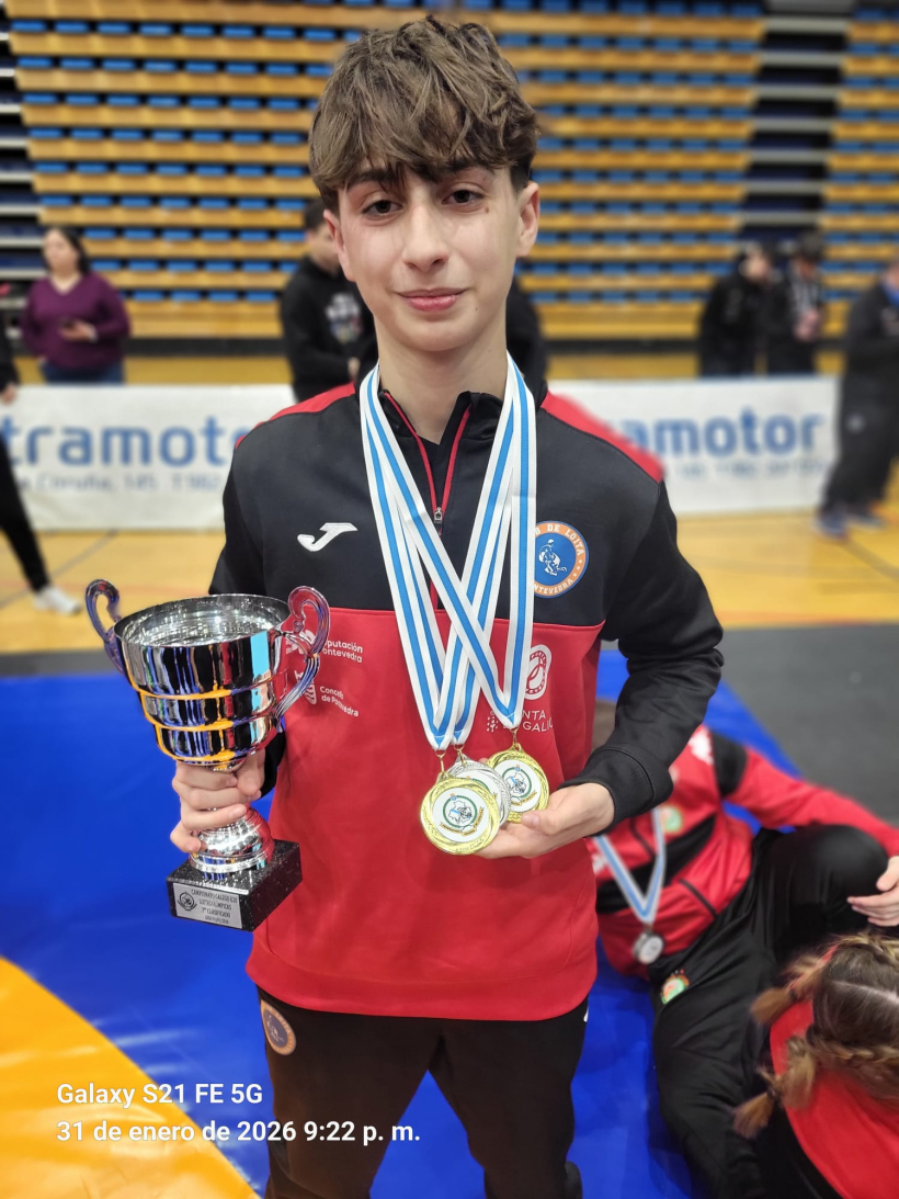 El cambadés Alejandro Leiro con sus medallas