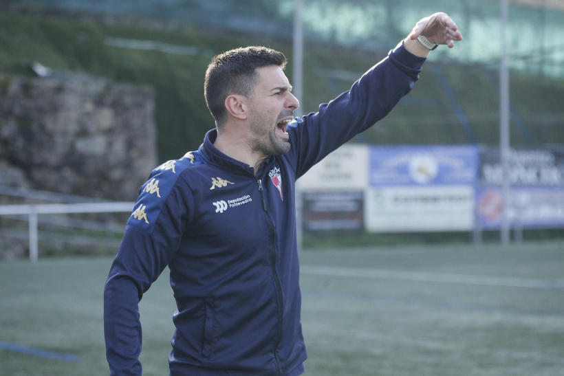 Gonza da instrucciones a sus futbolistas