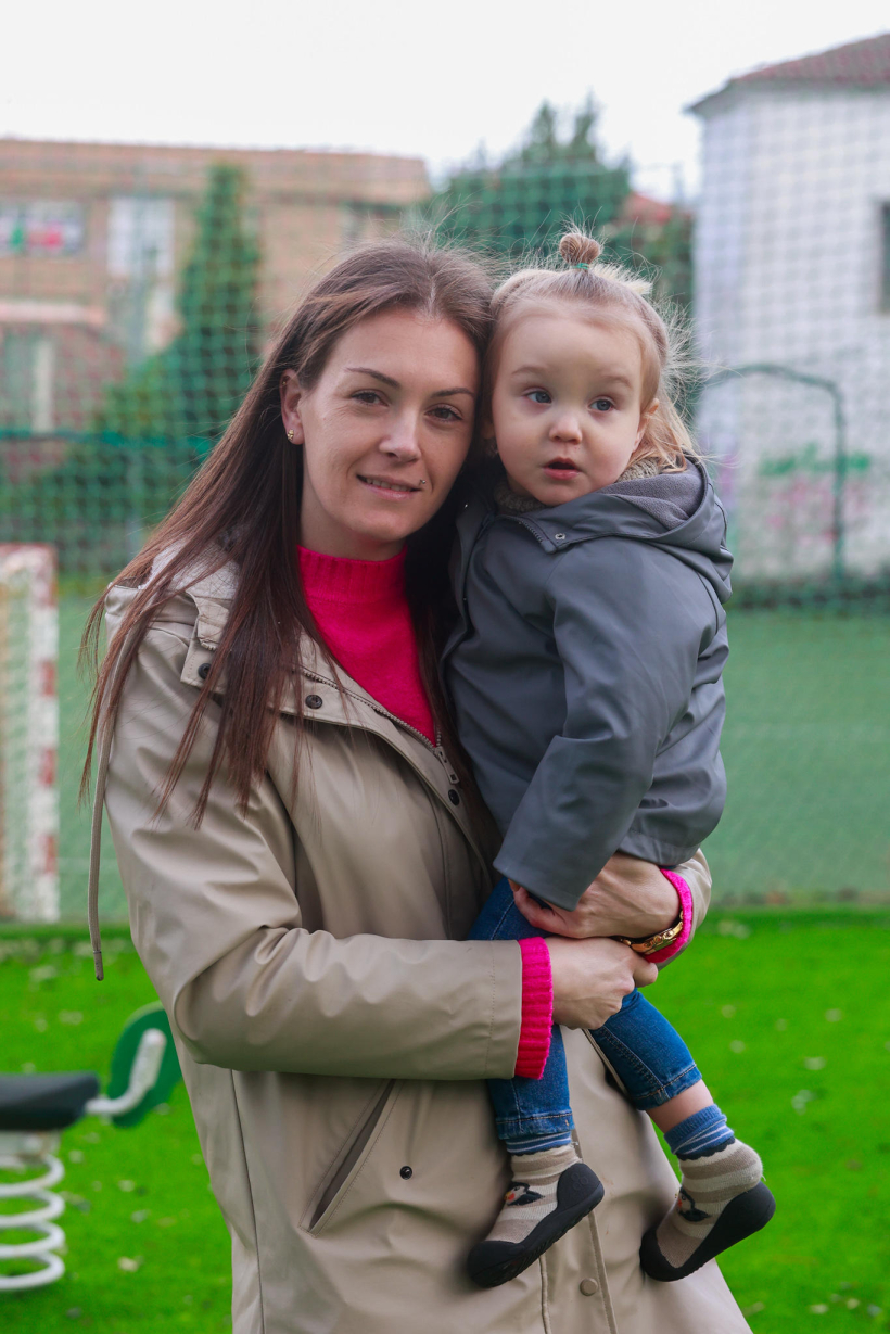 Laura Meis junto a su hijo Xandre en O Grove