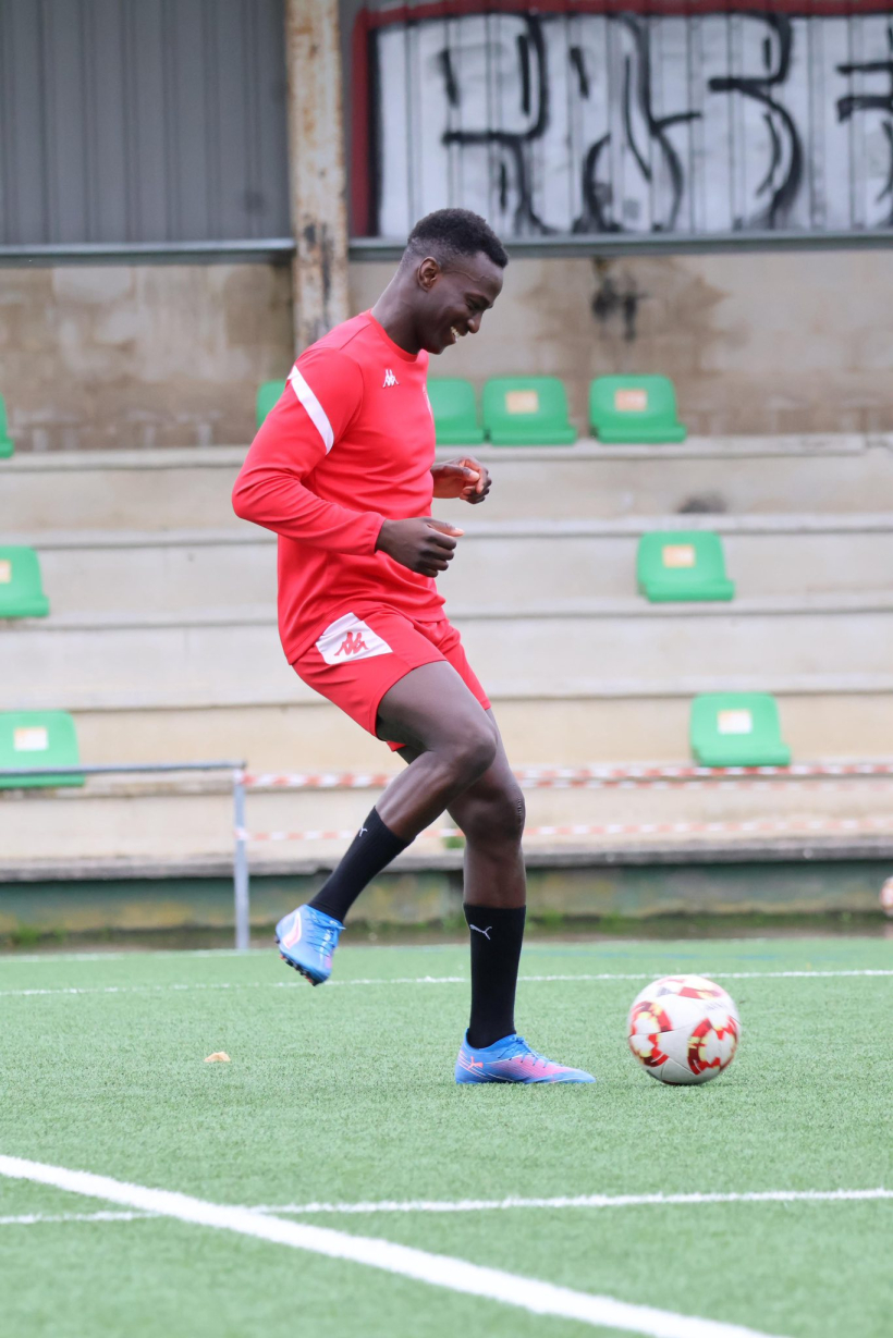 Tapha Kanteh ya toca balón