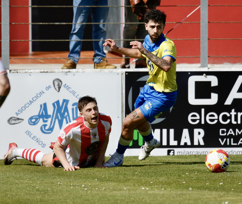 Brais Parada y Sobrido en una acción del derbi