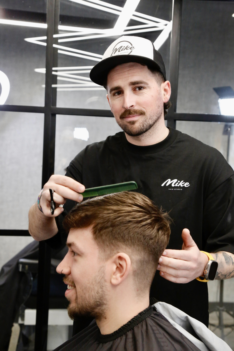 Mike Rodríguez en su barbería