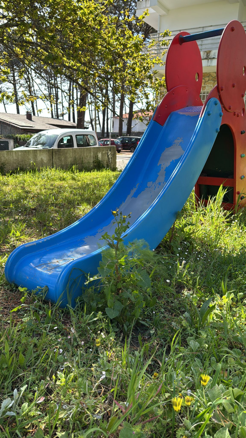 Mal estado del parque infantil de San Vicente do Mar en O Grove