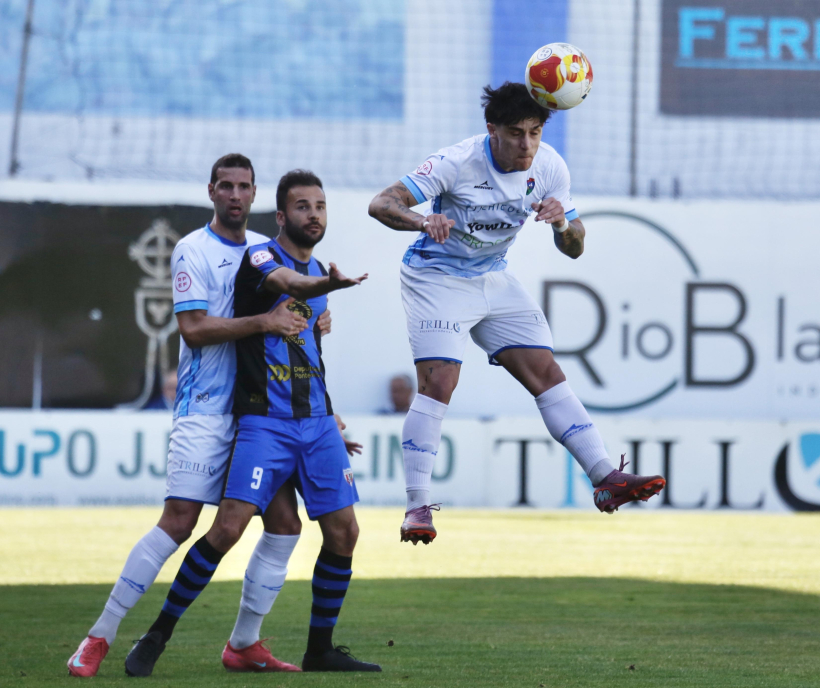 Yosi despeja el balón de cabeza