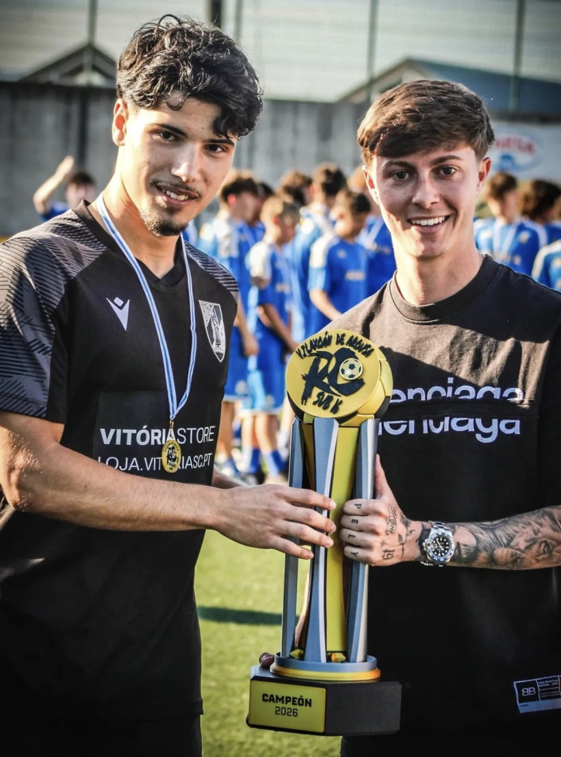 El padrino del torneo, Óscar Marcos, entregó el trofeo de campeón