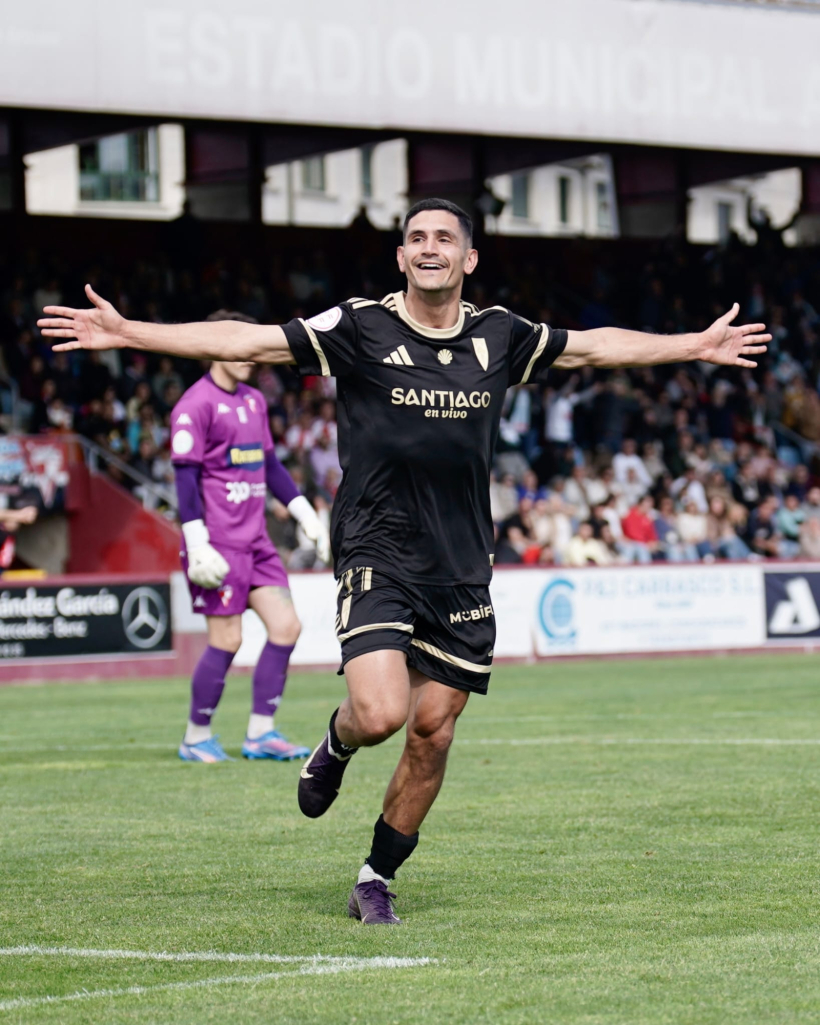 Antón Guisande fue el protagonista del duelo con sus dos goles