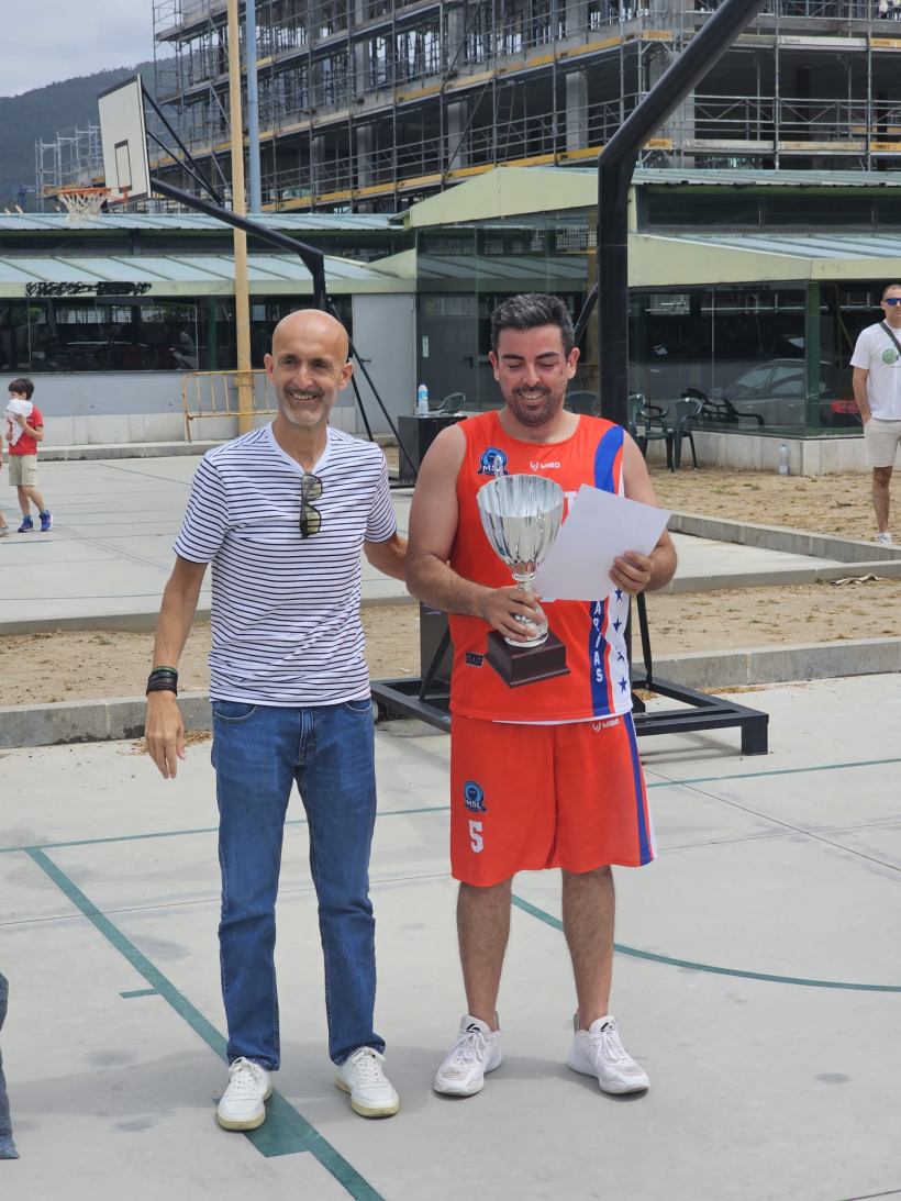 El concejal Álvaro Carou entrega el trofeo de campeón al capitán de A Ponte