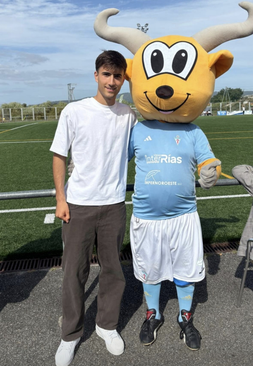 Javi Rodríguez, que el jueves se estrenó como internacional con España, junto a Celestina, mascota del Villalonga, en San Pedro ayer