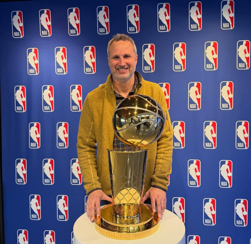 Villar posa con el trofeo de la NBA en su última visita a New York, donde consiguió cerrar un acuerdo con una univeridad norteamericana