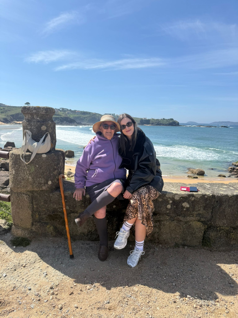 La vecina de O Grove, Patri Bea junto a su abuela, Genoveva Filgueira