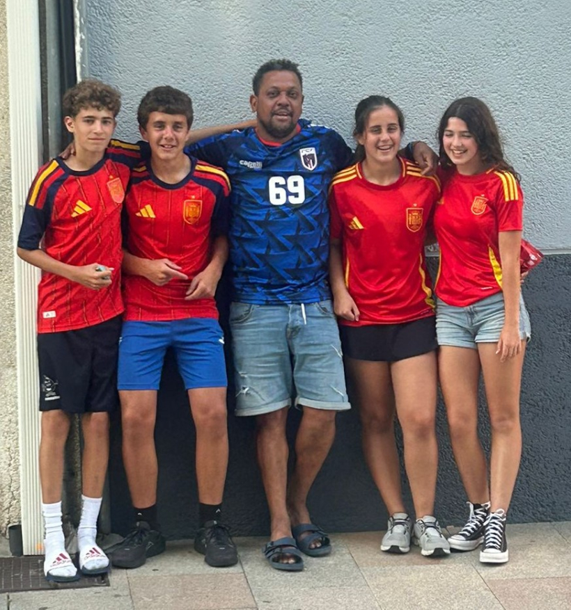 Tinaia posa con la camiseta de Cabo Verde junto a jóvenes aficionados españoles en Sanxenxo
