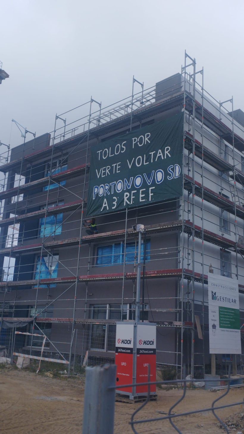 La lona se encuentra colgada a escasos metros de Baltar