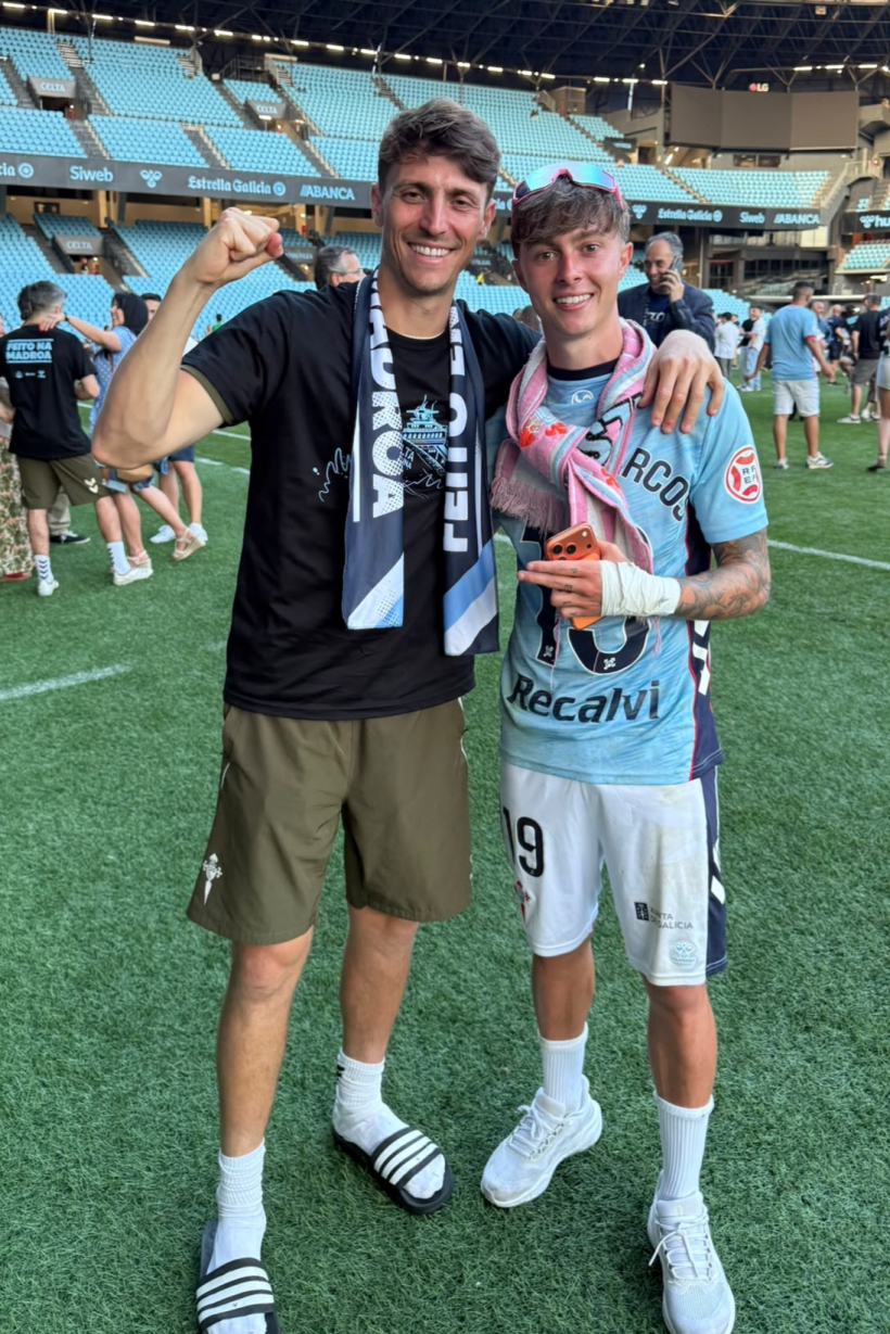Los jóvenes vilagarcianos Dani Vilas y Óscar Marcos posan juntos en la celebración del ascenso del Fortuna