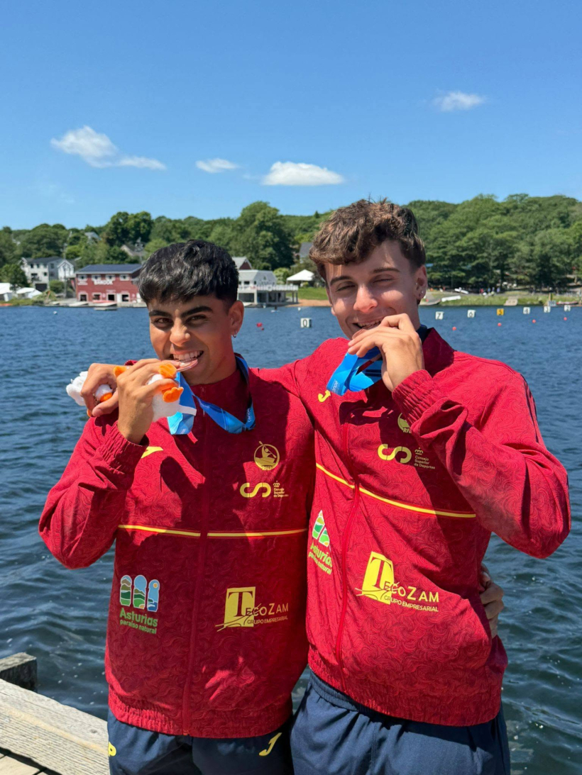 Pedro Torrado y Raúl Fernández muerden la medalla de bronce en el podio