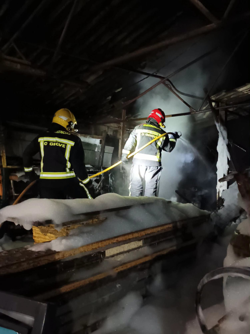 Operativo para luchar contra las llamas en una nave en San Vicente, en O Grove