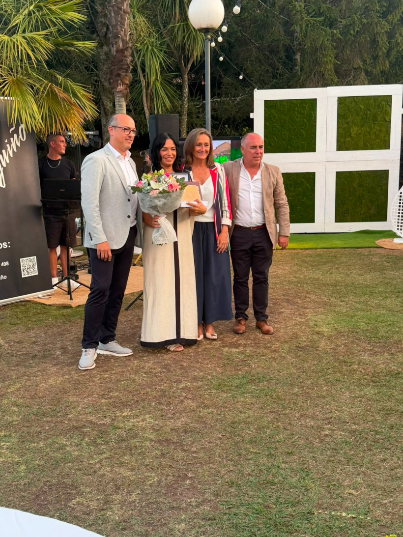 Recogió la placa la hija de Ana María Padín Castro, que fue la primera mujer presidenta del CT O Rial