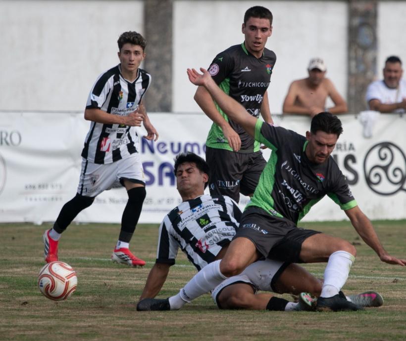 Iago Martínez corta el balón ante la mirada de Mario Romero