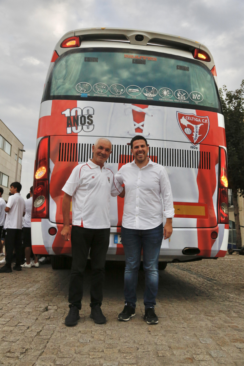 El alcalde Luis Arosa posa junto al presidente del club, José Ricardo Dios