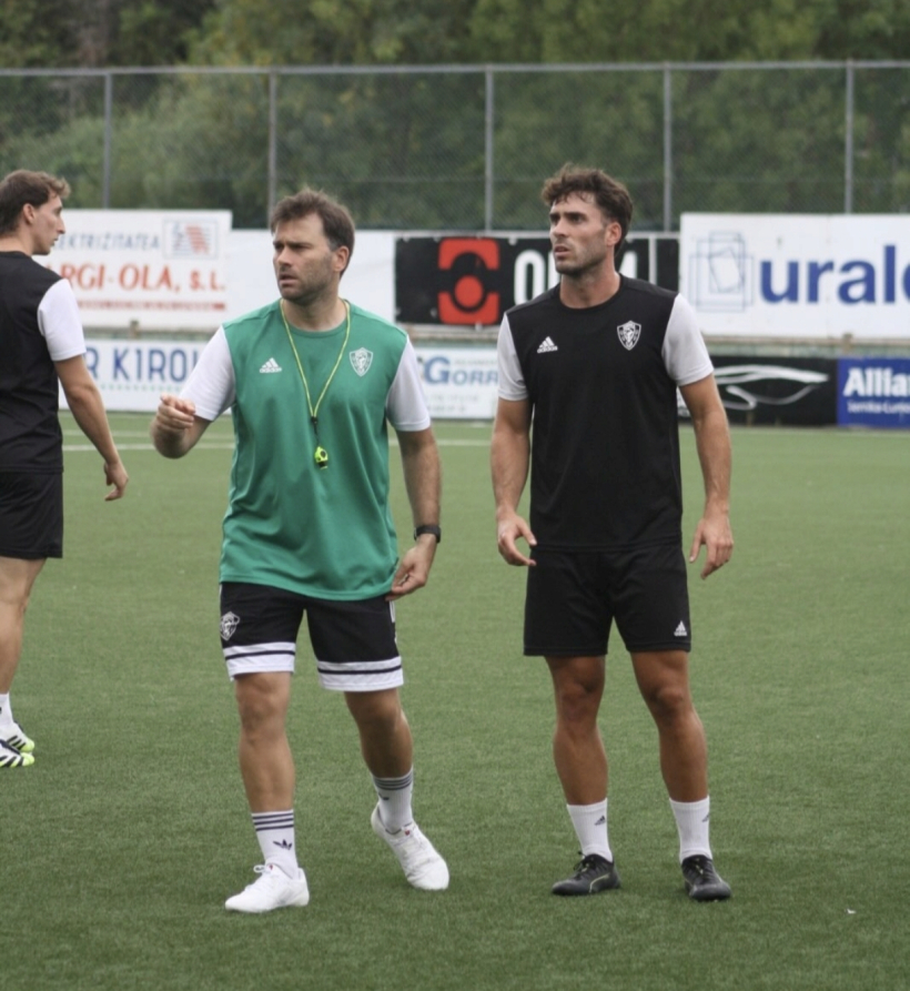 Jabi González da indicaciones a sus jugadores durante un entrenamiento