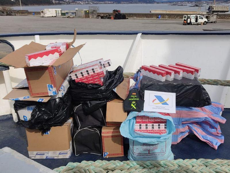 Incautan 452 cartones de tabaco con un valor de 20.155 euros en un mercante atracado en A Pobra