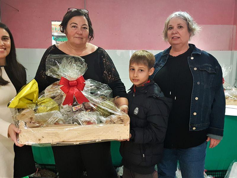Entrega cestas Nadal persoas gau00f1adoras III Concurso de Embelecemento de Balcu00f3ns e Fachadas. Santa Maru00eda do Xobre