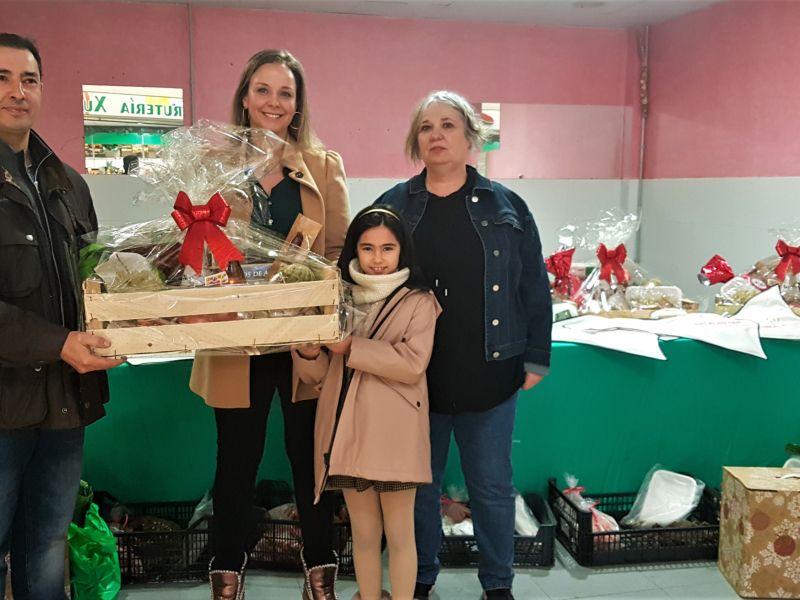 Entrega cestas Nadal persoas gau00f1adoras III Concurso de Embelecemento de Balcu00f3ns e Fachadas. Santa Cruz de Lesu00f3n