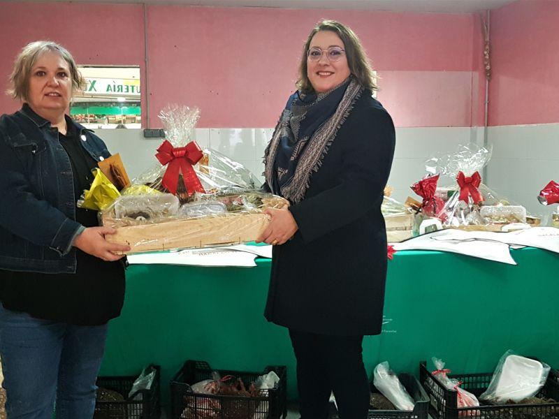 Entrega cestas Nadal persoas gau00f1adoras III Concurso de Embelecemento de Balcu00f3ns e Fachadas. Santa Maru00eda a Antiga do Caramiu00f1al