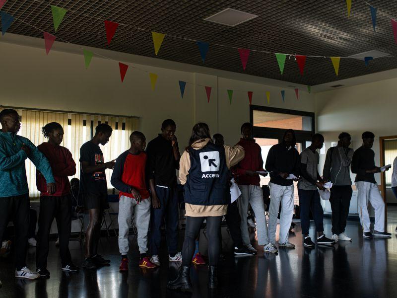 EuropaPress 5583747 varios migrantes procedentes canarias voluntaria accem casa cultura dorron 17 16132221