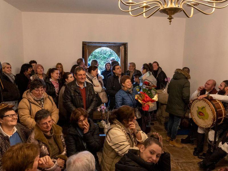 Vecinos en el interior de la capilla