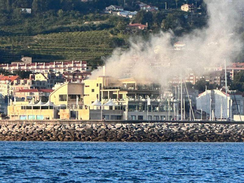 Un incendio en la cocina de un local de hosteleru00eda del puerto deportivo de Sanxenxo hizo saltar las alertas de los servicios de (2)