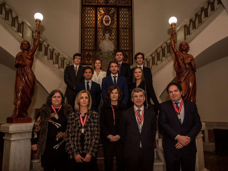 Os cinco notarios e du00faas notarias que tomaron posesiu00f3n dos seus cargos, coa xunta directiva do Colexio Notarial de Galicia en primer termo