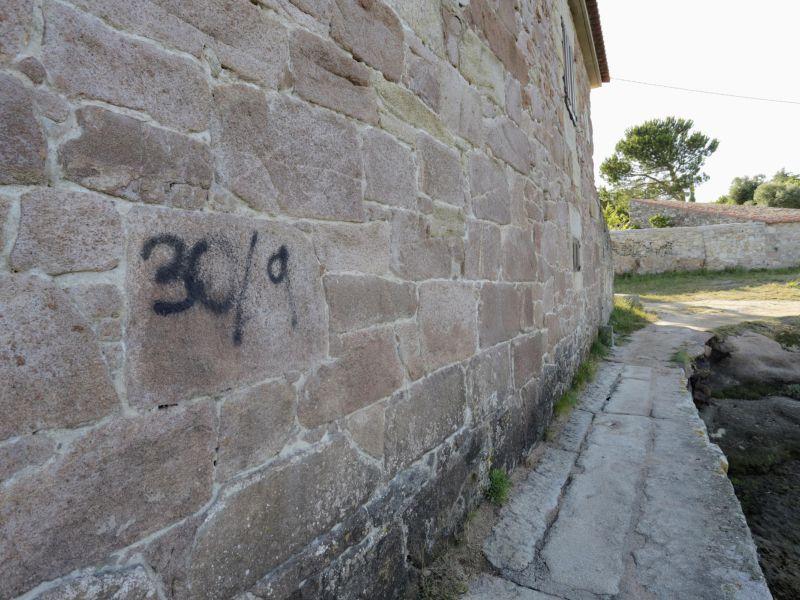 Grafiti pintada Muíño da Seca Corvillón Cambados