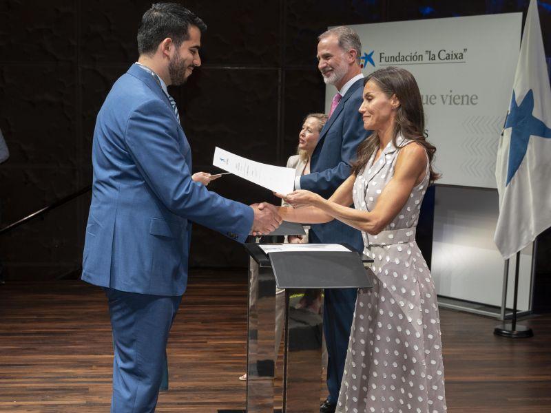 A CORUu00d1A Ivu00e1n Tubu00edo recoge su beca de posgrado en el extranjero de Fundaciu00f3n la Caixa de manos de la Reina
