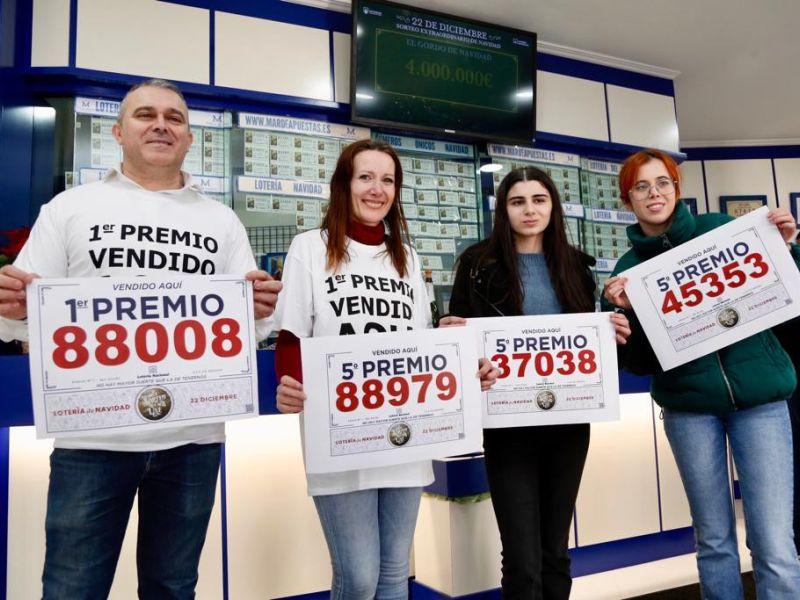 Cuatro premios de la Loteru00eda de Navidad en A Illa Mar de Apuestas Sanxuliu00e1n