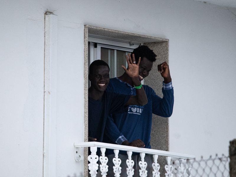 EuropaPress 5564216 dos migrantes procedentes canarias terrazas hotel baixamar noviembre 2023 09330048