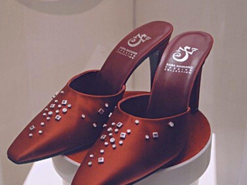 Zapato joya emblemu00e1tico de la colecciu00f3n Evening, con 40 diamantes carru00e9sw de u201cDe Beersu201d talla brillante, 60 redondos y 30 Rubies.