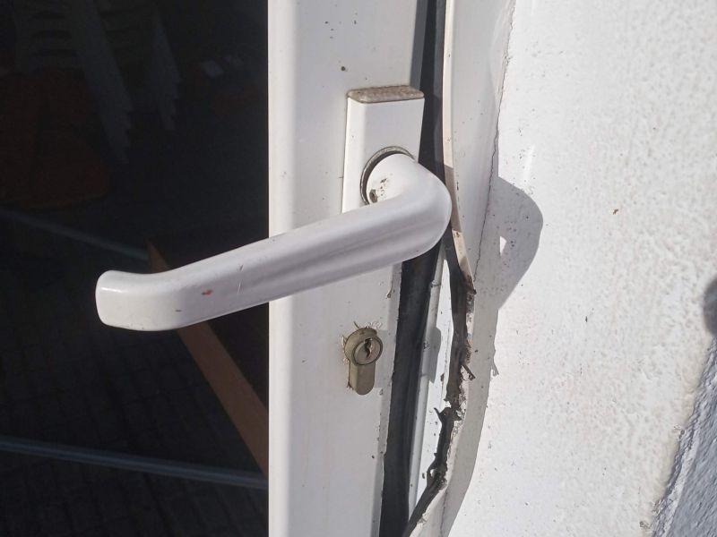 Robo local escola escuela navegaciu00f3n tradicional ACD Dorna en O Bao A Illa puerta