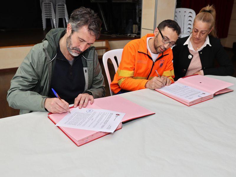 Firma convenio concello con vecinos o sixto