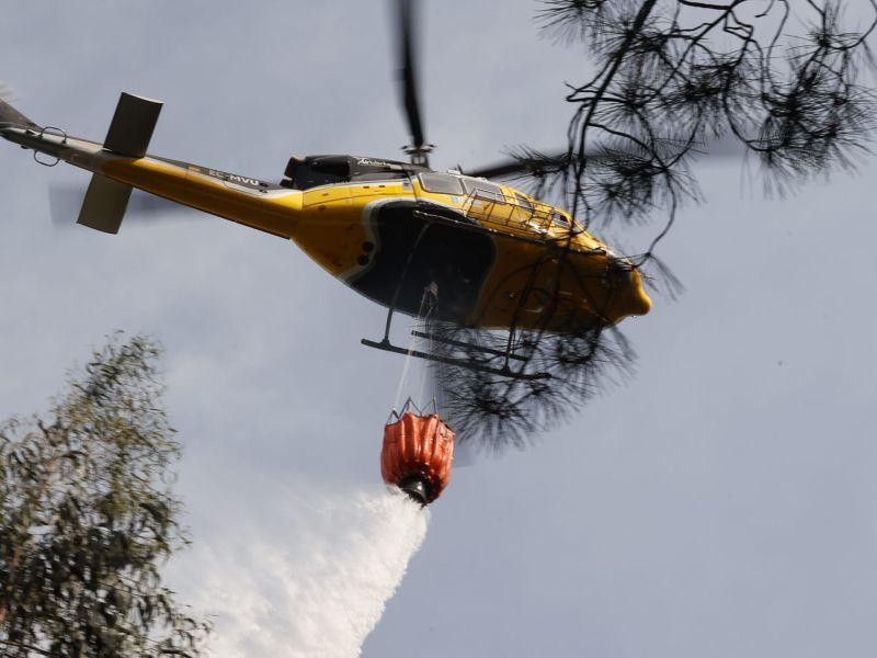Helicoptero incendio a laxe