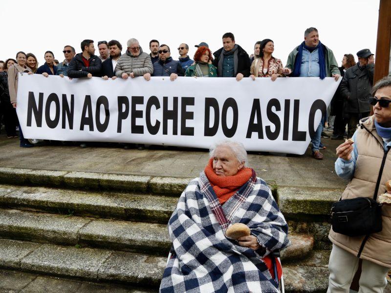Concentración protesta asilo cambados